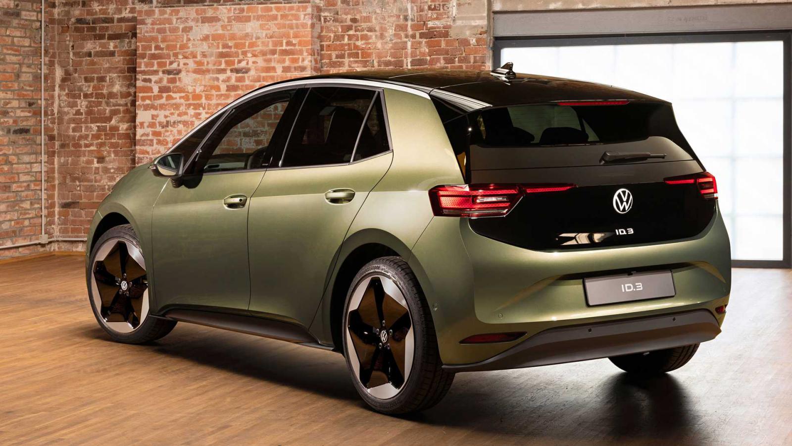 Tο VW ID.3 προσφέρει ικανοποιητική αυτονομία και το hi-tech προφίλ του ταιριάζει σε ένα ηλεκτρικό μοντέλο. Έχει χώρους για να καλύψει τις οικογενειακέ